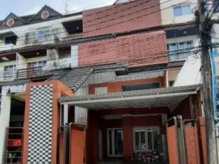 出售 5 卧室 联排别墅 在 Suan Luang, 曼谷