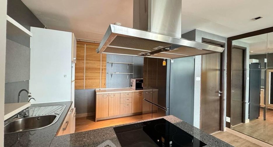 For sale 3 bedrooms condo in Khlong Toei, Bangkok