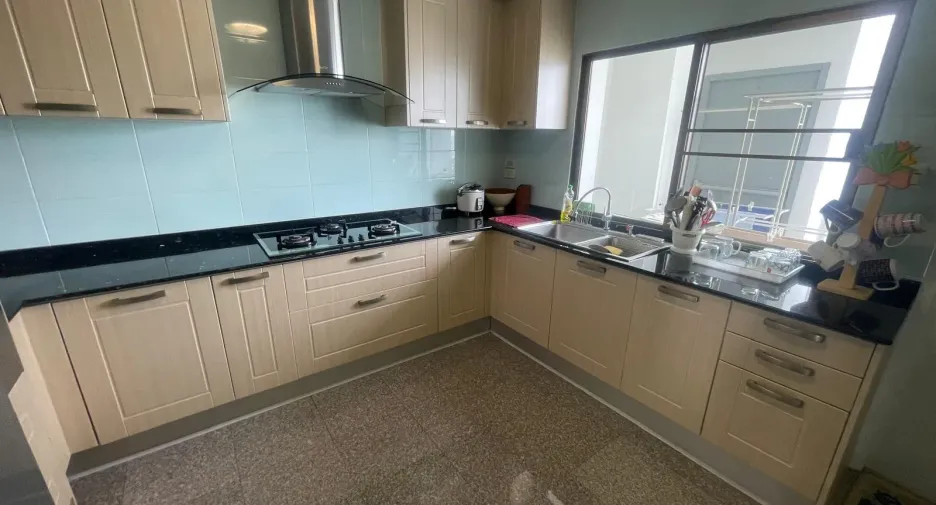 For sale 3 bedrooms condo in Khlong Toei, Bangkok