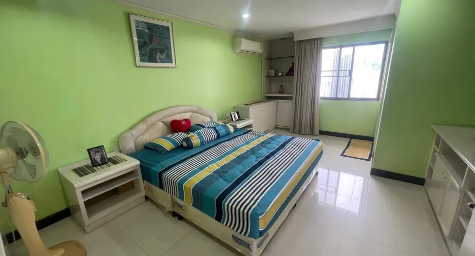 For sale 3 bedrooms condo in Khlong Toei, Bangkok