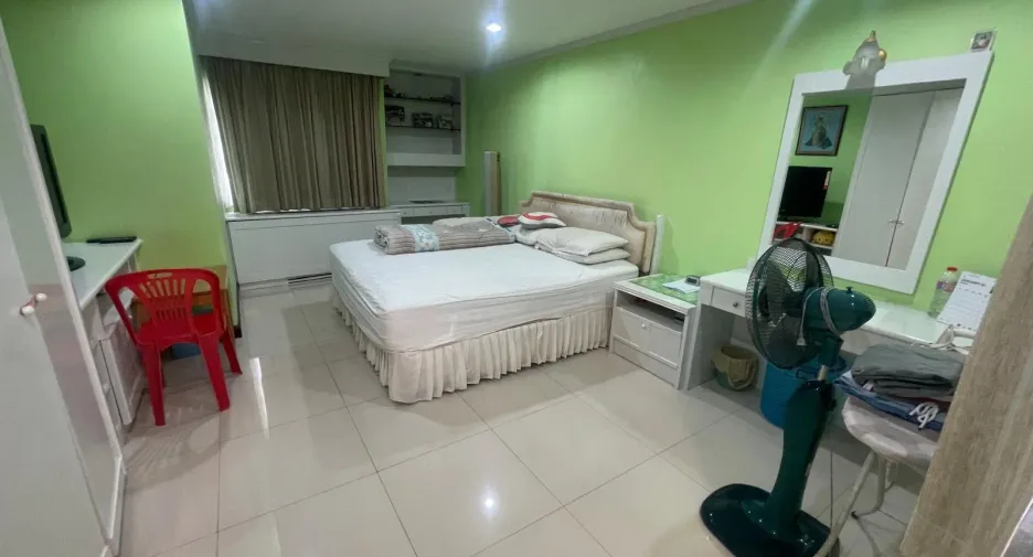 For sale 3 bedrooms condo in Khlong Toei, Bangkok