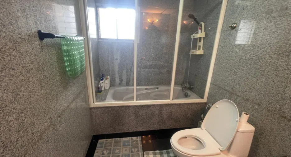 For sale 3 bedrooms condo in Khlong Toei, Bangkok