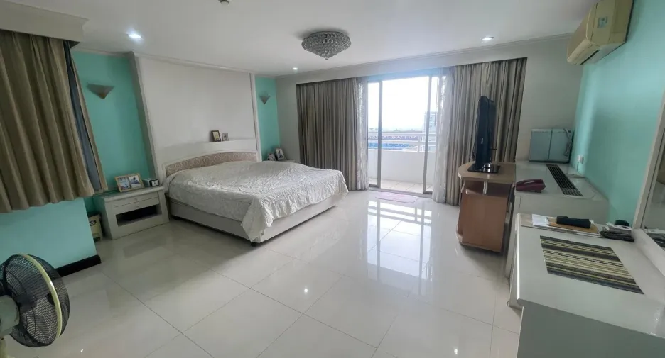 For sale 3 bedrooms condo in Khlong Toei, Bangkok