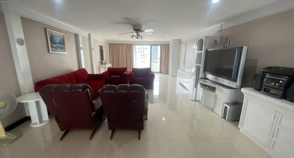 For sale 3 bedrooms condo in Khlong Toei, Bangkok