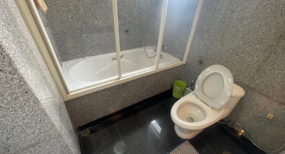 For sale 3 bedrooms condo in Khlong Toei, Bangkok
