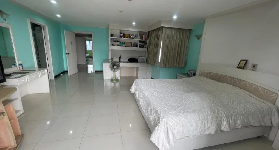 For sale 3 bedrooms condo in Khlong Toei, Bangkok