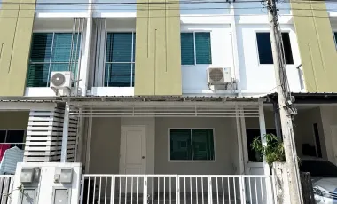 À vendre 3 chambres maison de ville à Prawet, Bangkok