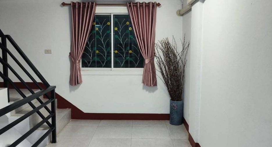 For rent 3 bedrooms townhouse in Mueang Chiang Mai, Chiang Mai