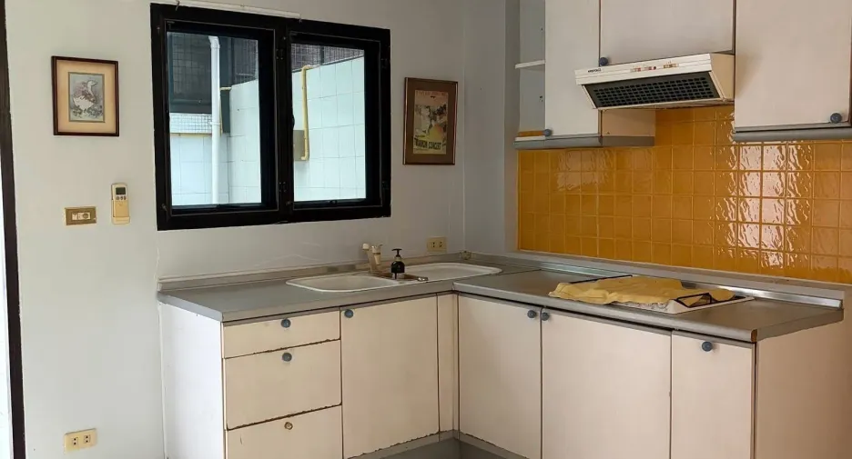 Reihenhaus zur Miete mit 6 Zimmer in Phra Khanong, Bangkok