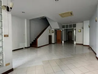 Reihenhaus zur Miete mit 6 Zimmer in Phra Khanong, Bangkok