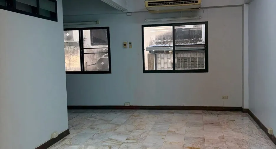 Reihenhaus zur Miete mit 6 Zimmer in Phra Khanong, Bangkok
