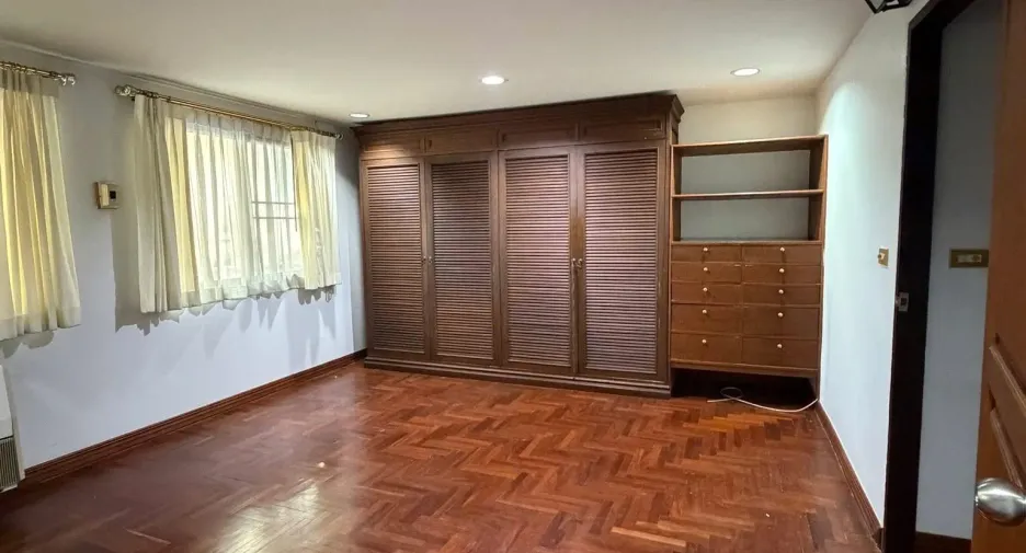 Reihenhaus zur Miete mit 6 Zimmer in Phra Khanong, Bangkok