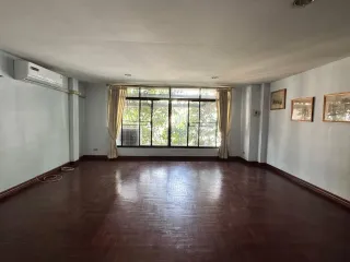 Reihenhaus zur Miete mit 6 Zimmer in Phra Khanong, Bangkok