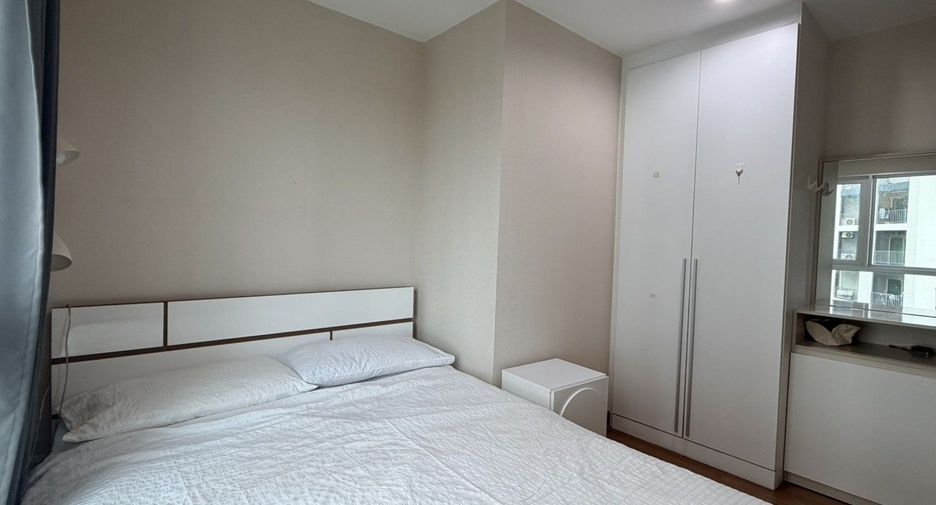 For rent 3 bedrooms condo in Huai Khwang, Bangkok