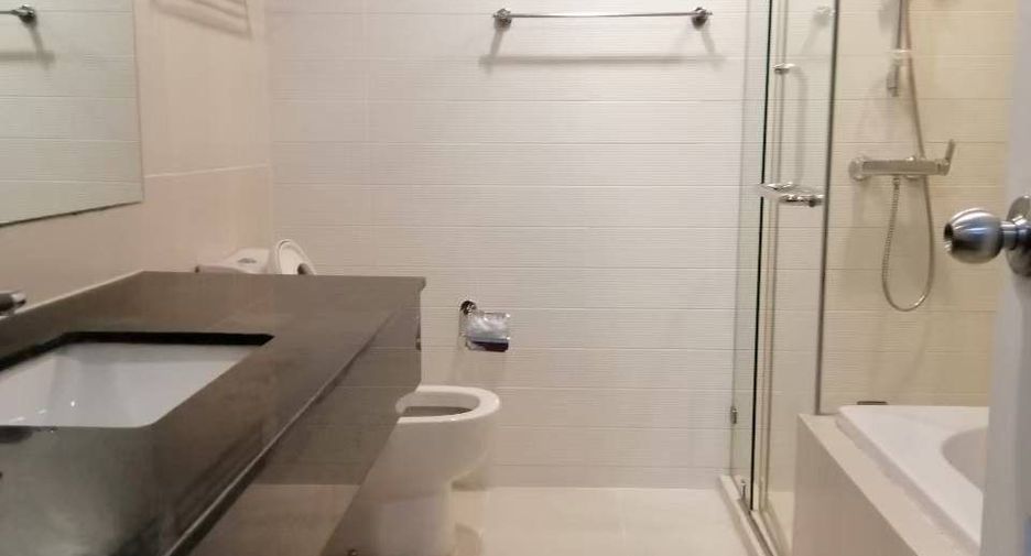 For rent 3 bedrooms condo in Huai Khwang, Bangkok