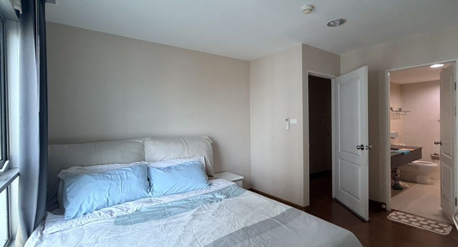 For rent 3 bedrooms condo in Huai Khwang, Bangkok