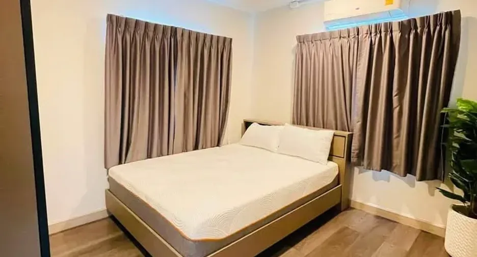 Casa en alquiler de 4 habitaciones en Si Racha, Chonburi