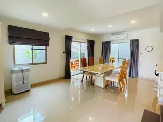 出租 4 卧室 独立屋 在 Si Racha, Chon Buri