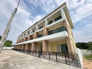 Casa adosada en venta de 4 habitaciones en Bang Lamung, Chonburi