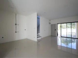 Casa adosada en venta de 4 habitaciones en Bang Lamung, Chonburi
