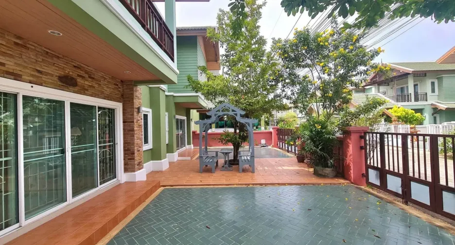 Casa en alquiler de 5 habitaciones en Bang Lamung, Chonburi