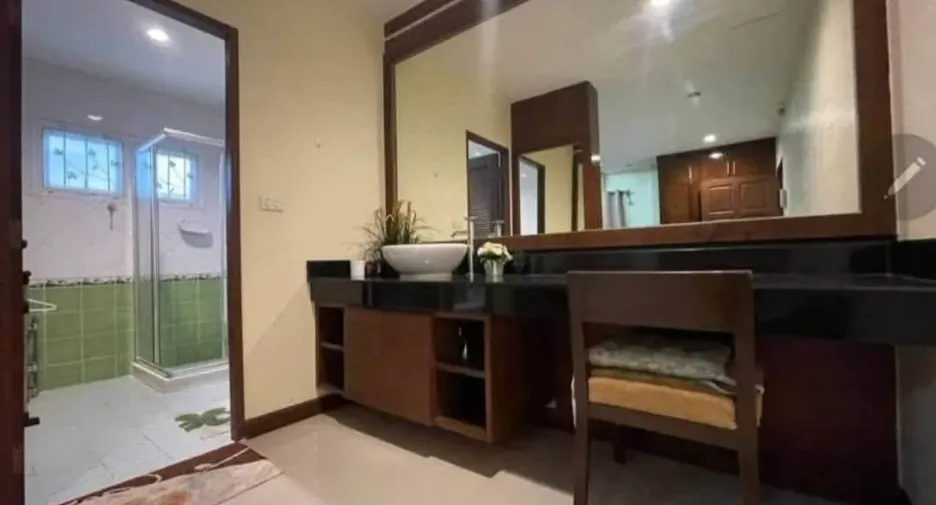 Casa en alquiler de 5 habitaciones en Bang Lamung, Chonburi