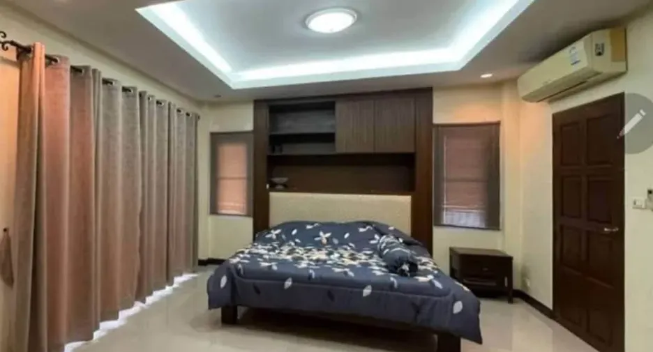 Casa en alquiler de 5 habitaciones en Bang Lamung, Chonburi