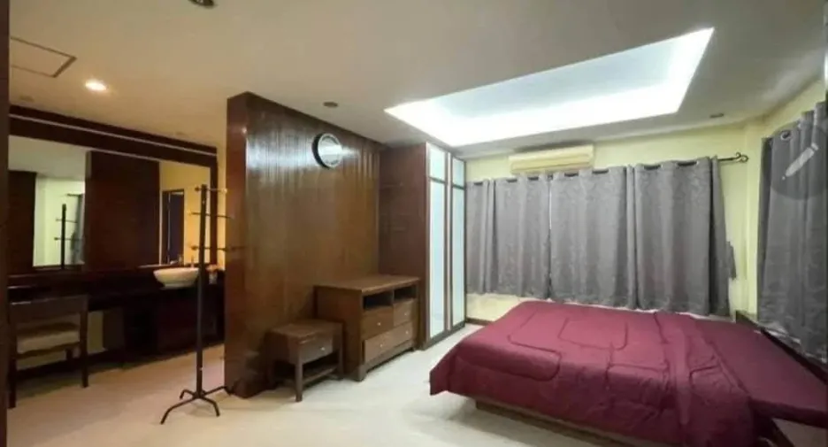 Casa en alquiler de 5 habitaciones en Bang Lamung, Chonburi