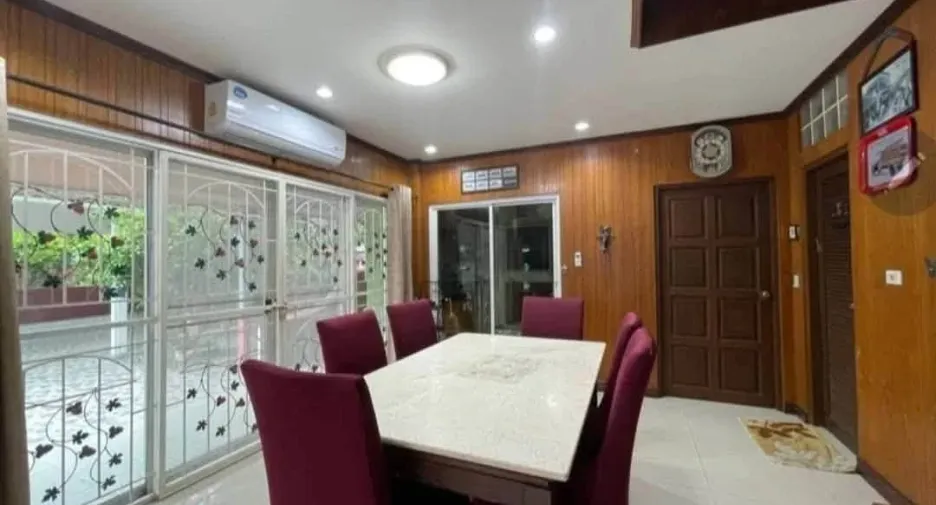 Casa en alquiler de 5 habitaciones en Bang Lamung, Chonburi