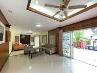 Casa en alquiler de 5 habitaciones en Bang Lamung, Chonburi