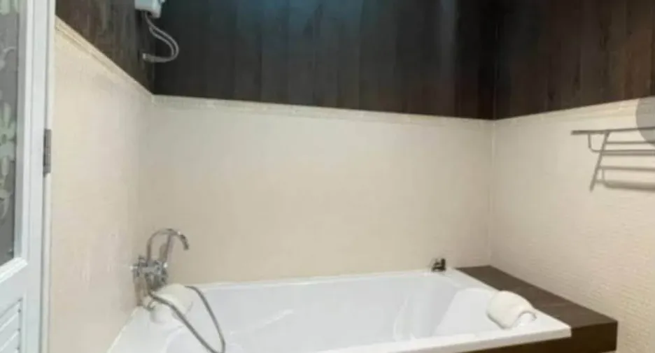 Casa en alquiler de 5 habitaciones en Bang Lamung, Chonburi