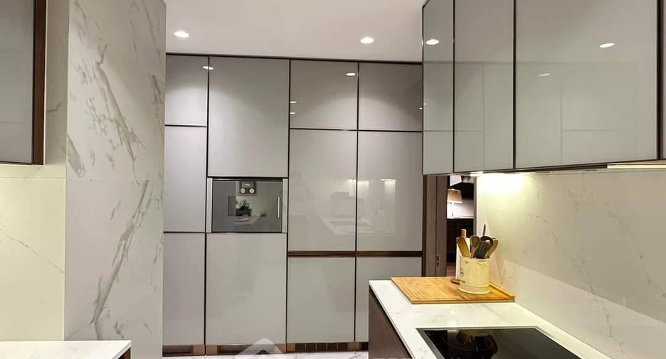 For sale 4 ベッドルーム condo in Khlong Toei, Bangkok