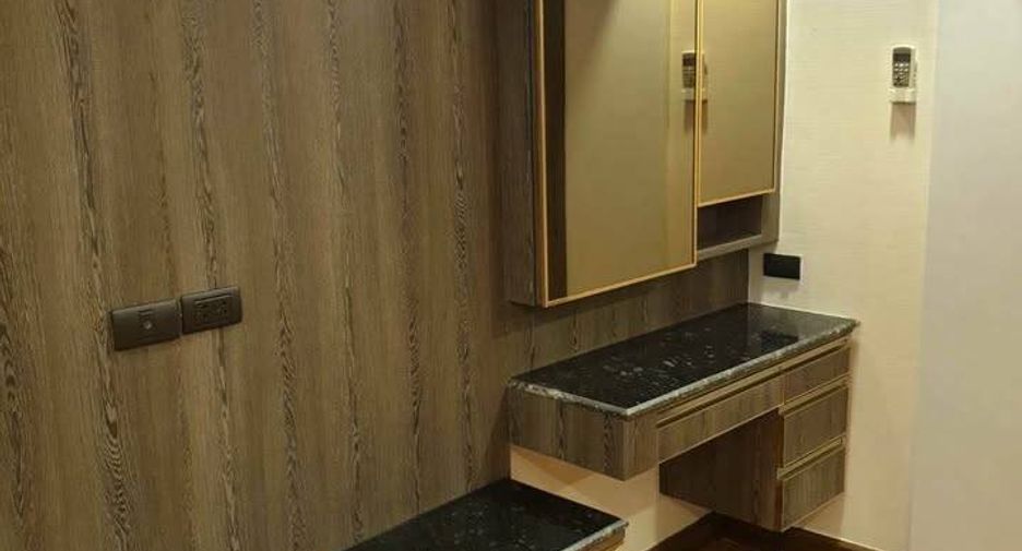 Condo en alquiler de 3 habitaciones en Khlong Toei, Bangkok