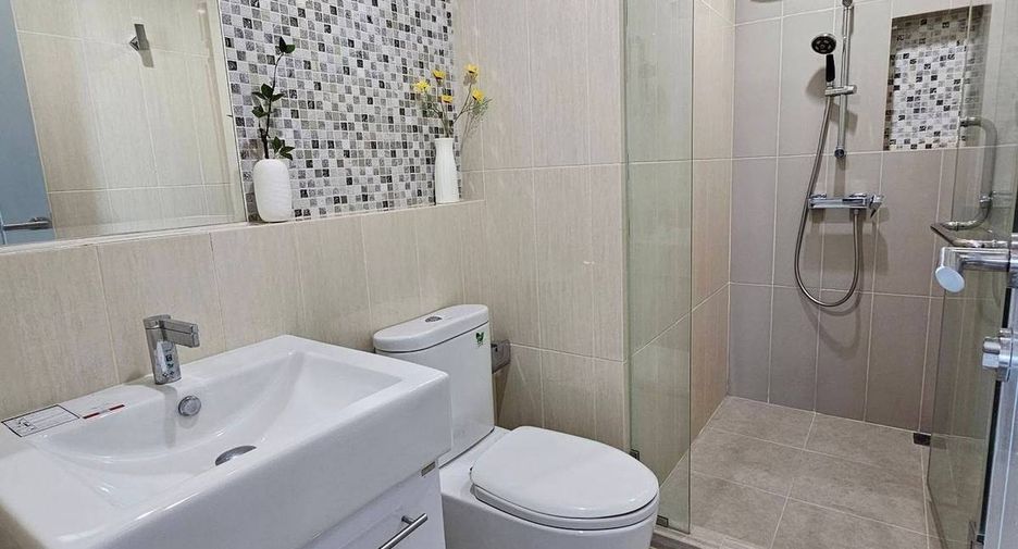 For rent 2 bedrooms condo in Huai Khwang, Bangkok