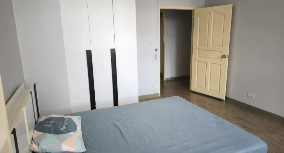 For rent 4 bedrooms condo in Huai Khwang, Bangkok