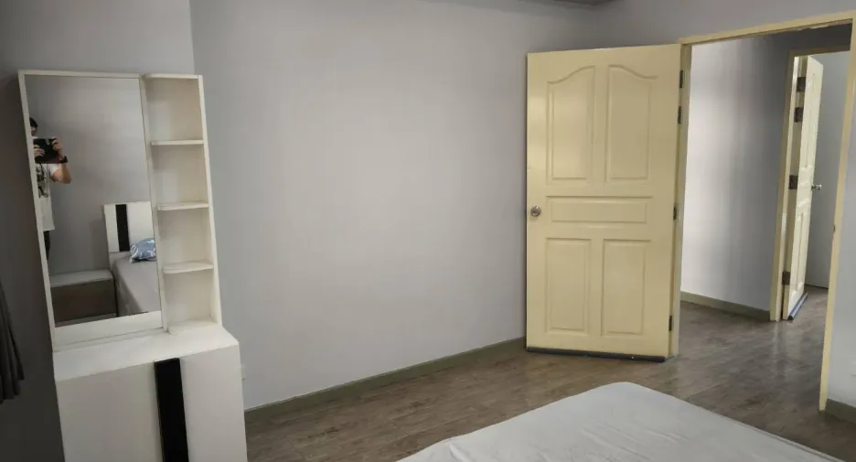 For rent 4 bedrooms condo in Huai Khwang, Bangkok