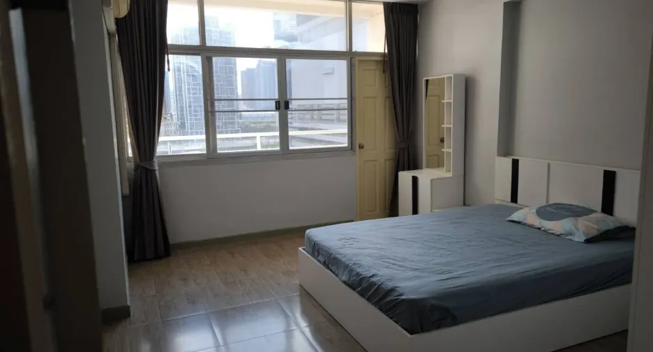 For rent 4 bedrooms condo in Huai Khwang, Bangkok