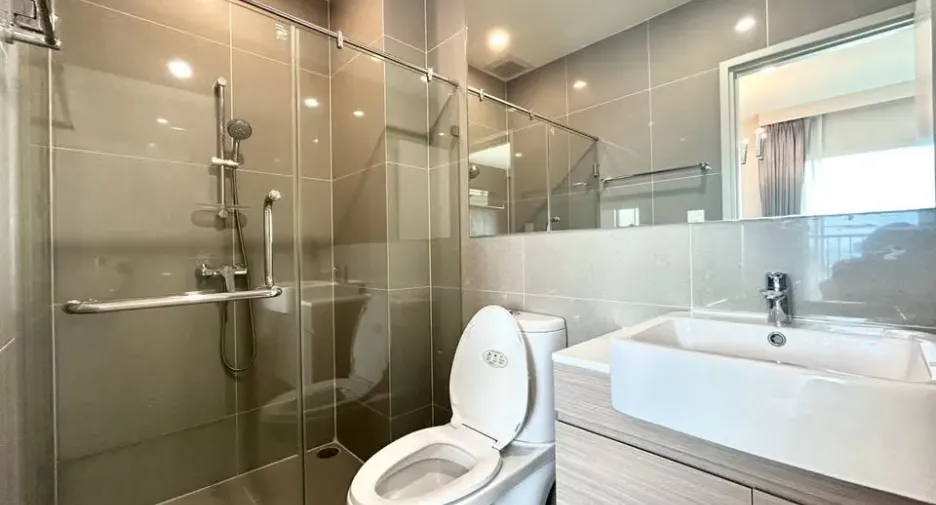 For rent 2 bedrooms condo in Huai Khwang, Bangkok
