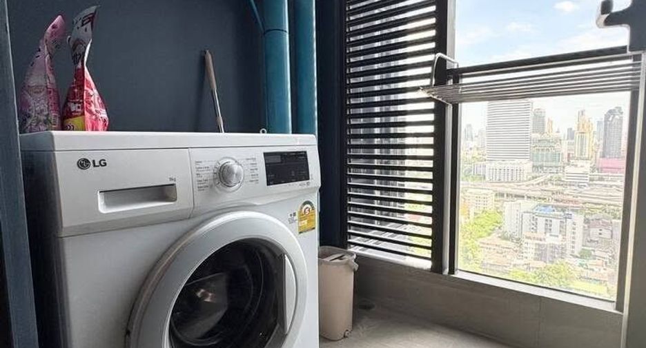 For rent 2 bedrooms condo in Huai Khwang, Bangkok