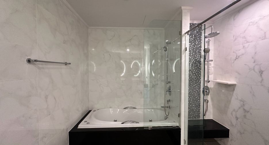 For rent 3 bedrooms condo in Watthana, Bangkok