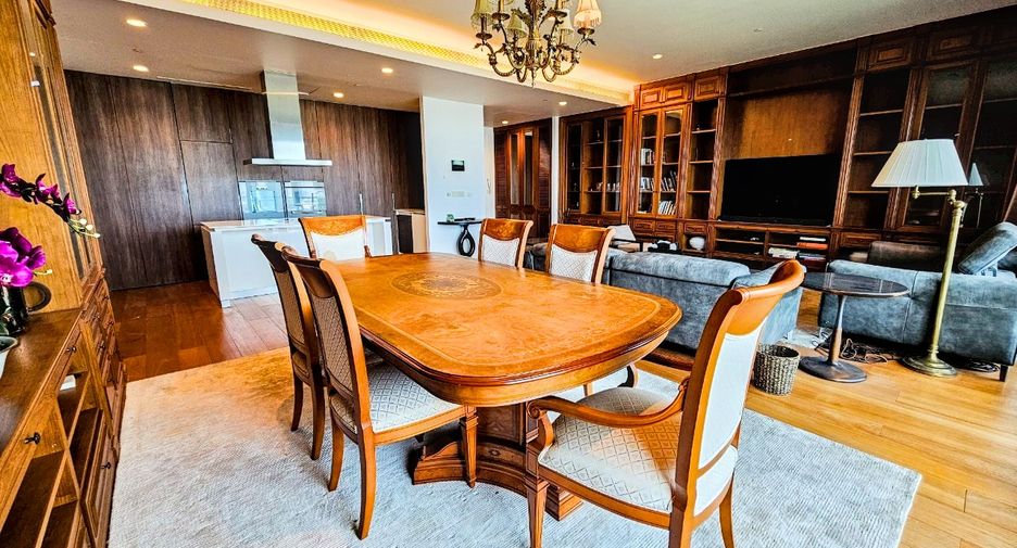 For rent 3 bedrooms condo in Pathum Wan, Bangkok