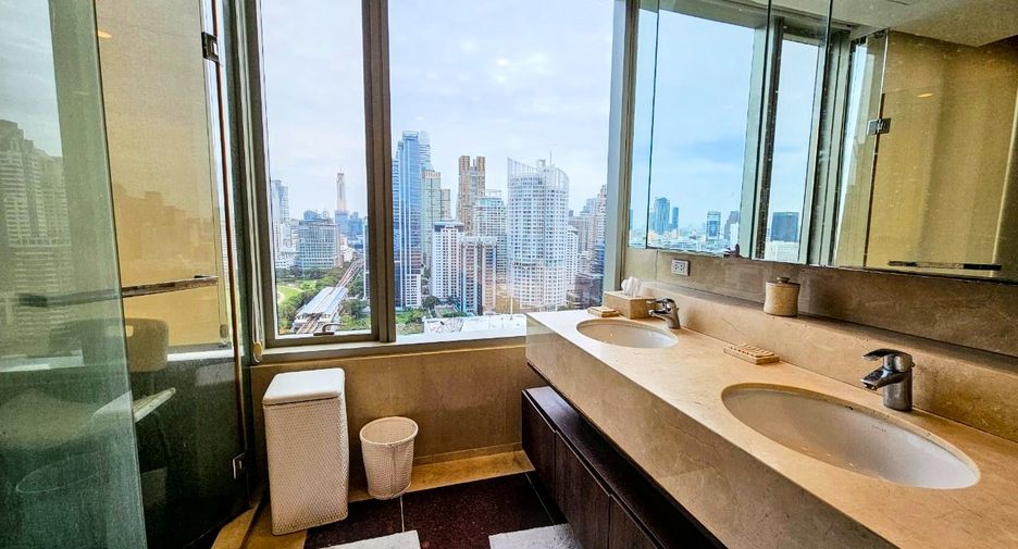 For rent 3 bedrooms condo in Pathum Wan, Bangkok