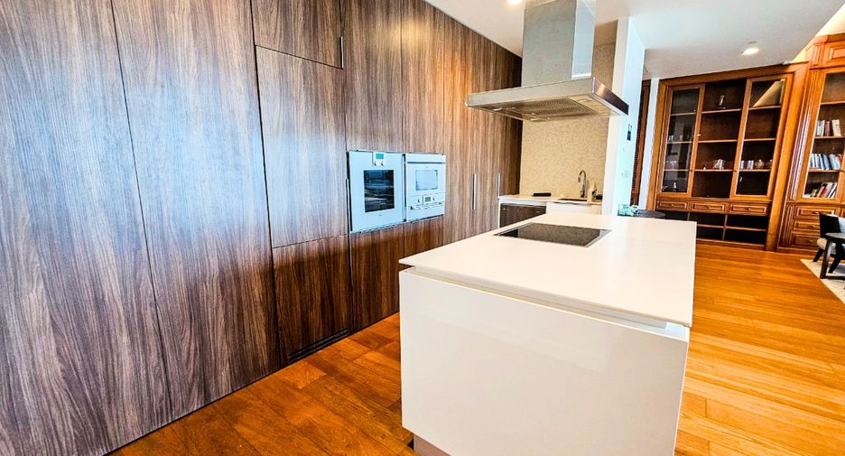 For rent 3 bedrooms condo in Pathum Wan, Bangkok