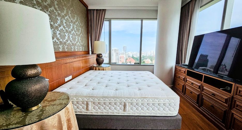 For rent 3 bedrooms condo in Pathum Wan, Bangkok
