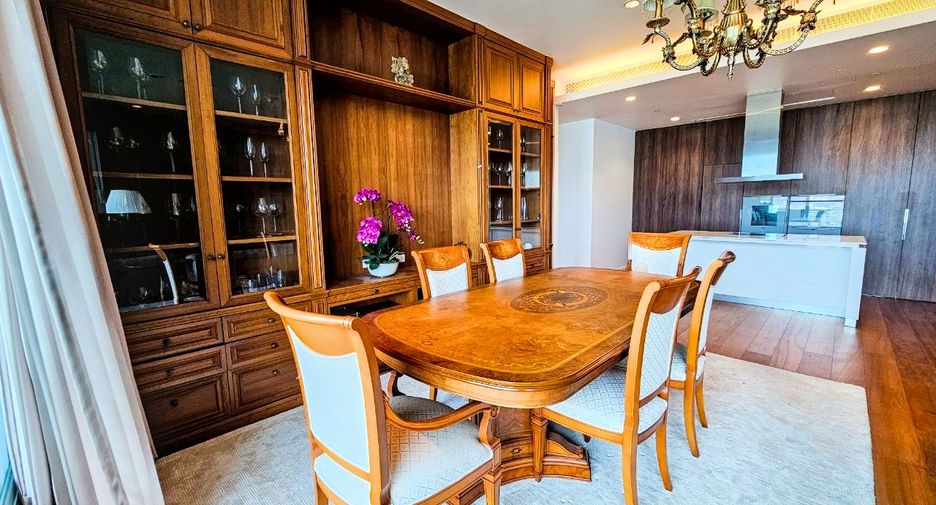 For rent 3 bedrooms condo in Pathum Wan, Bangkok