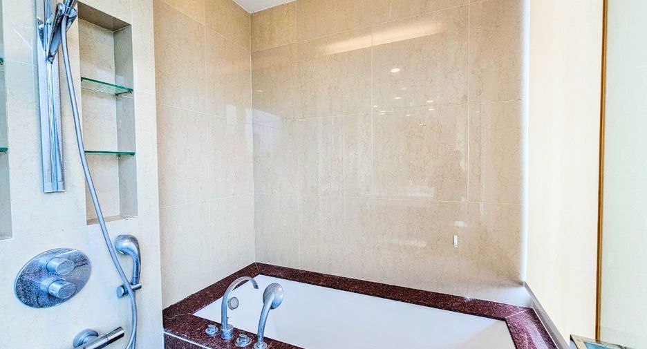 For rent 3 bedrooms condo in Pathum Wan, Bangkok