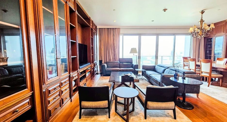 For rent 3 bedrooms condo in Pathum Wan, Bangkok