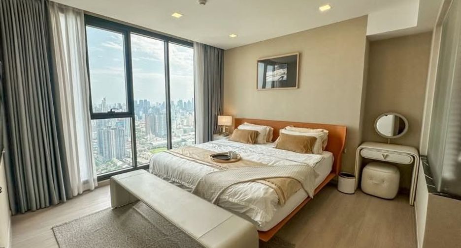 Condo en alquiler de 3 habitaciones en Huai Khwang, Bangkok