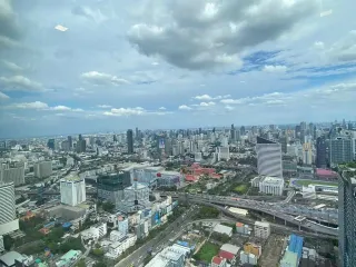 À louer 3 chambres condo à Huai Khwang, Bangkok