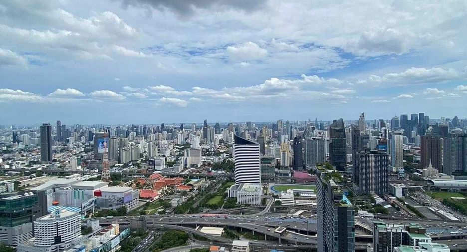 Condo en alquiler de 3 habitaciones en Huai Khwang, Bangkok
